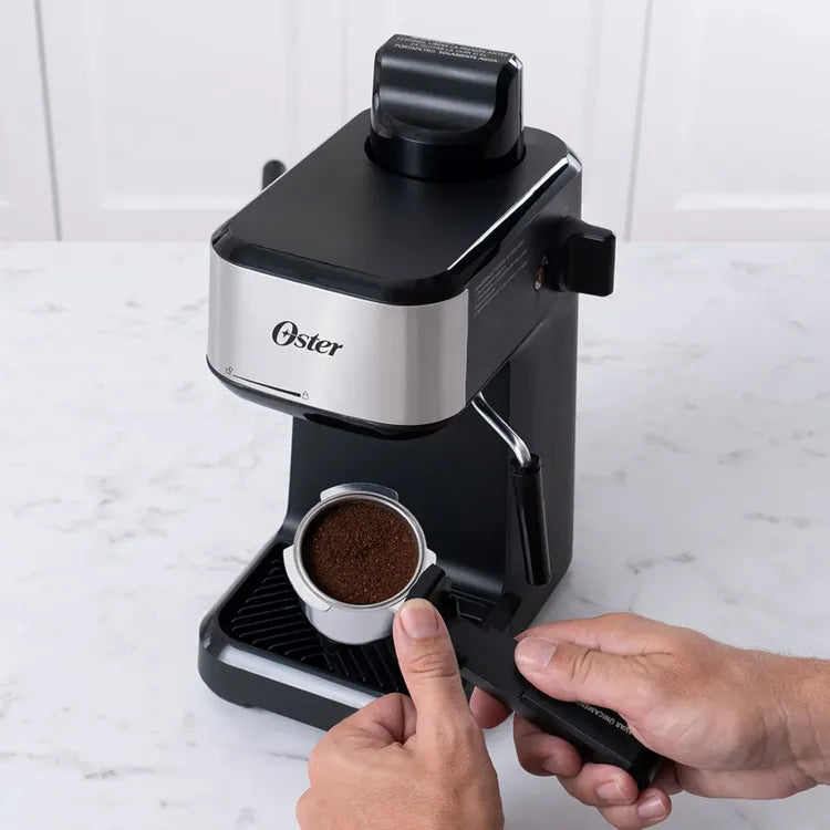 Cafetera Expreso Oster® de Vapor para Espresso y Cappuccino Negra
