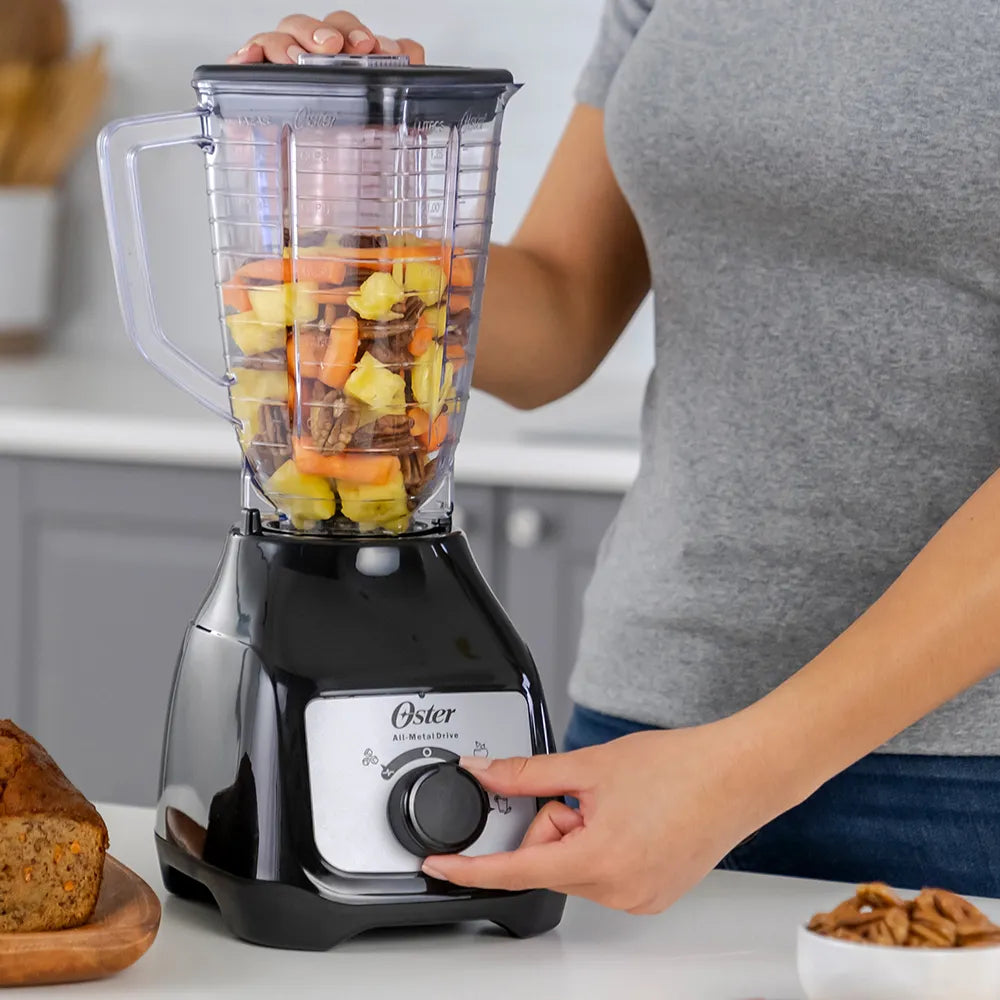 Oster® Licuadora, con Control de Perilla, 2 Velocidades más Pulso, con Vaso de Plástico, 800 W, 1.25 Lt, Negro, BLSTKAP-BRD