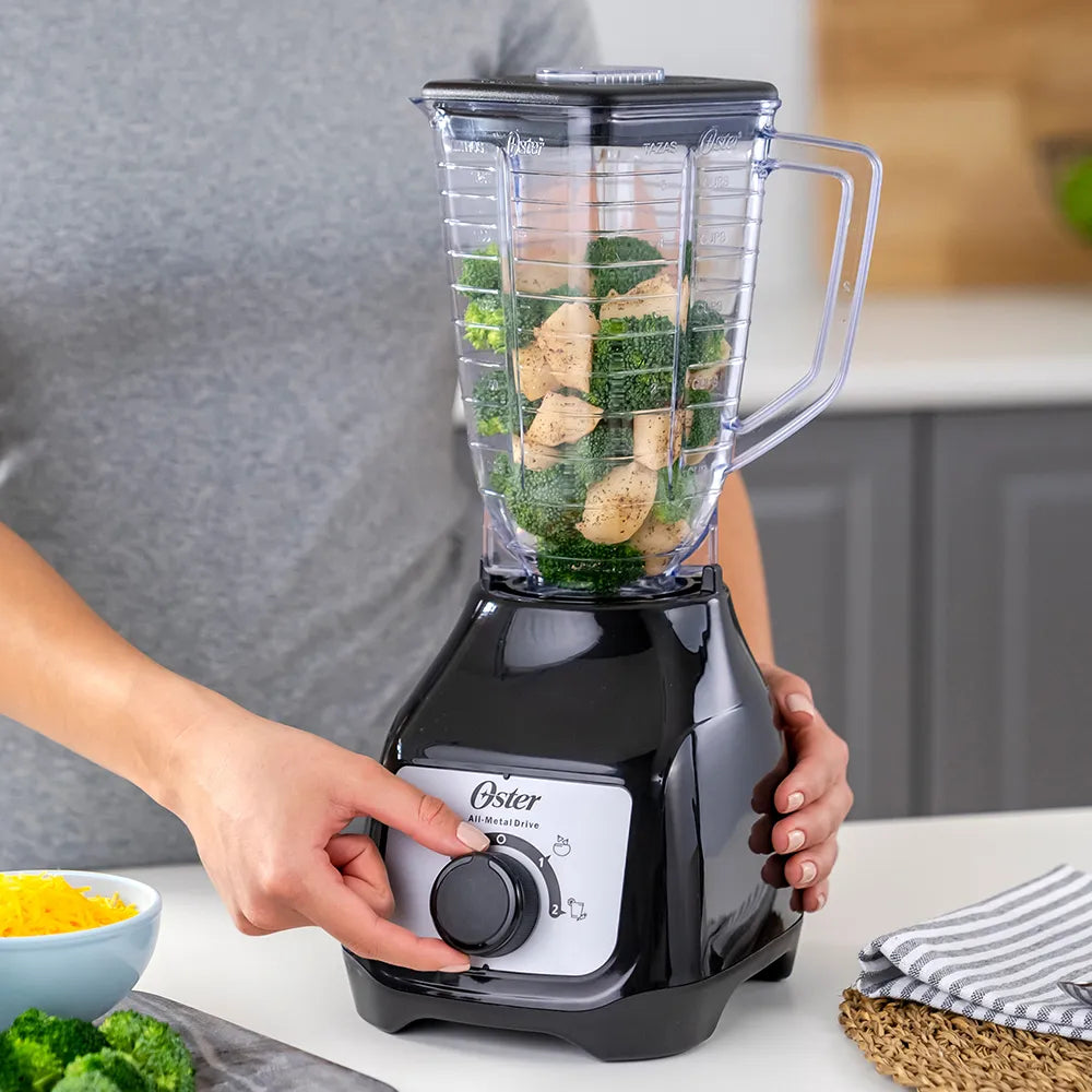 Oster® Licuadora, con Control de Perilla, 2 Velocidades más Pulso, con Vaso de Plástico, 800 W, 1.25 Lt, Negro, BLSTKAP-BRD